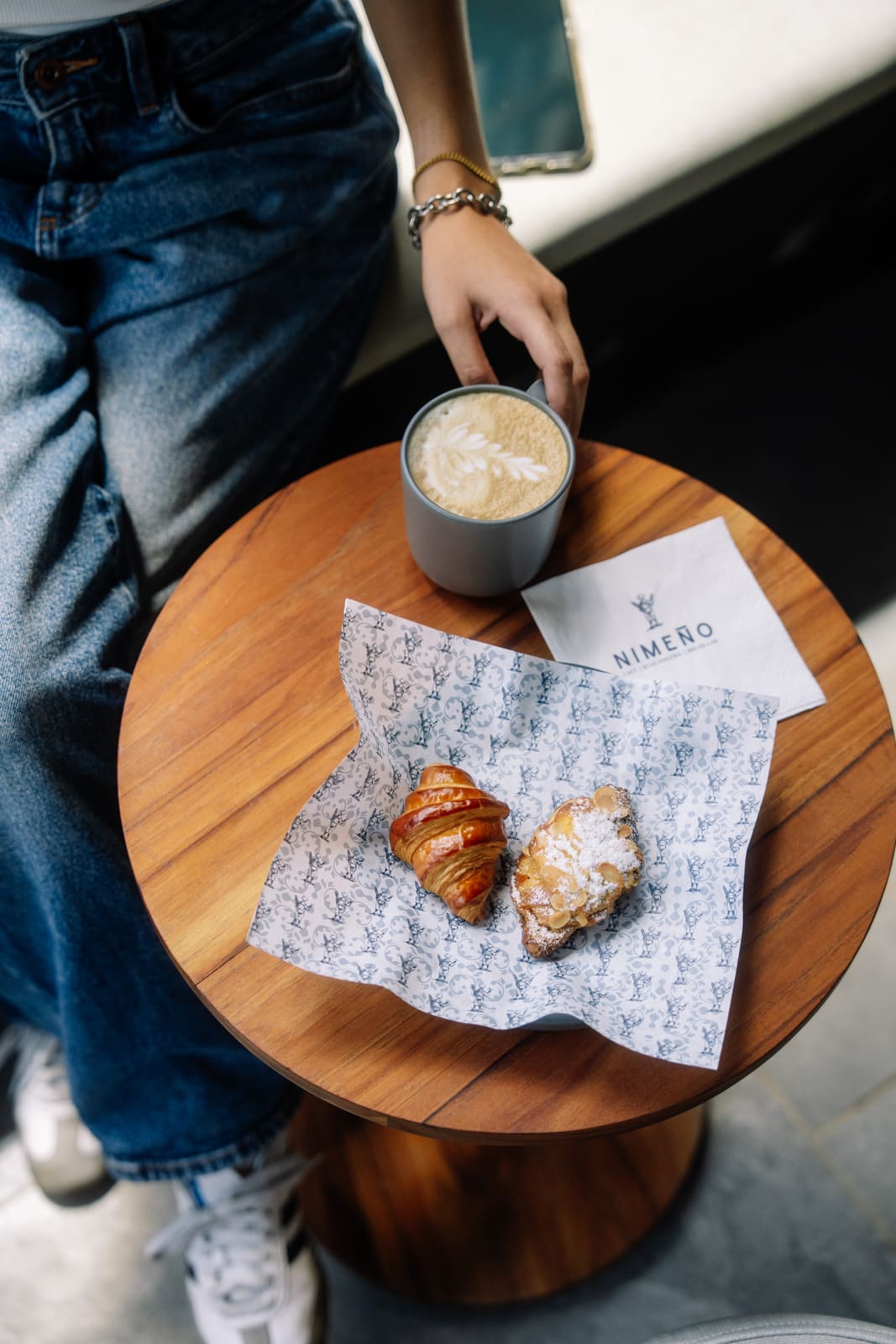 Mesa con café y croissants en NIMEÑO