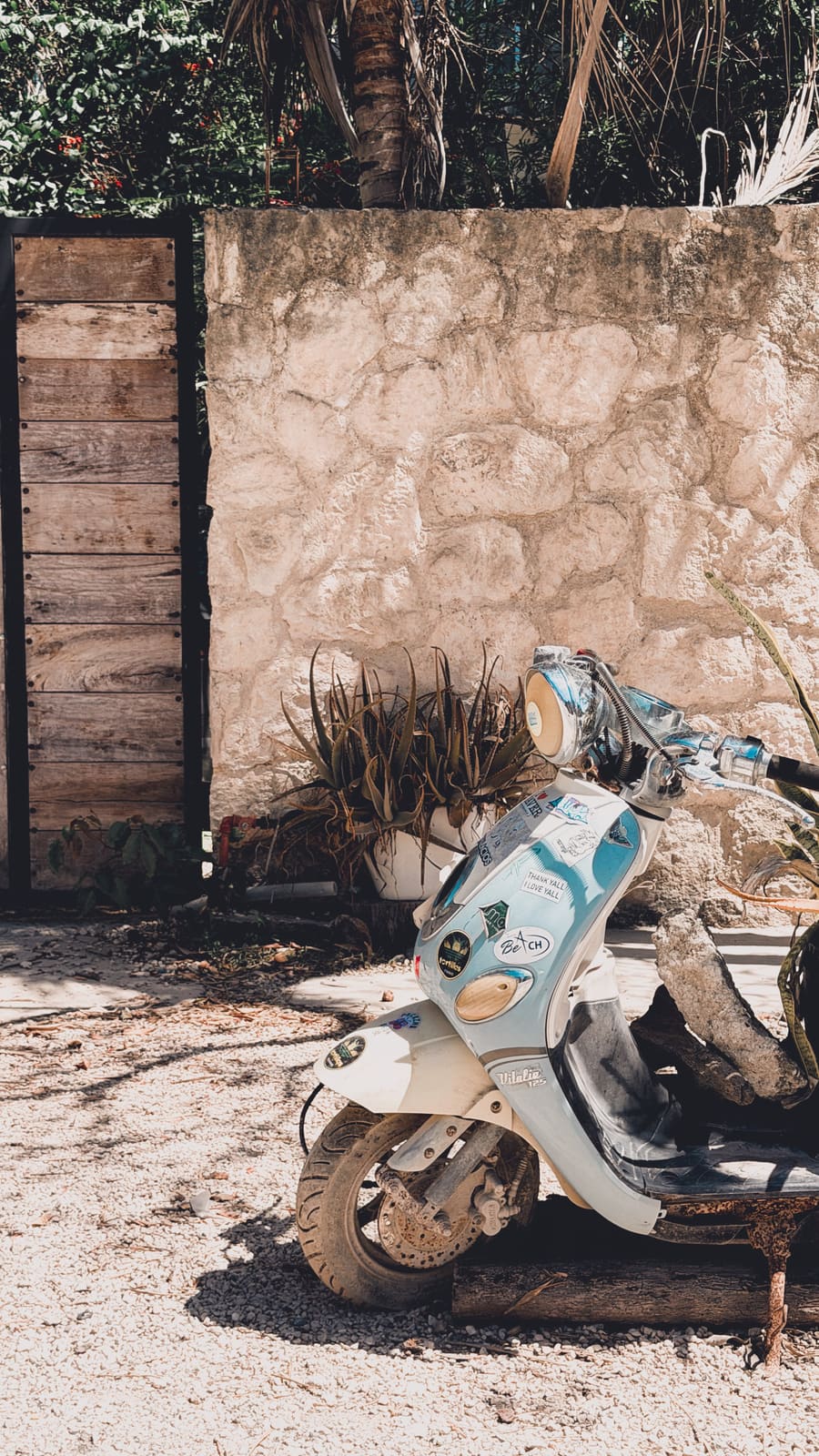 Scooter vintage frente al local de La Siete en La Veleta
