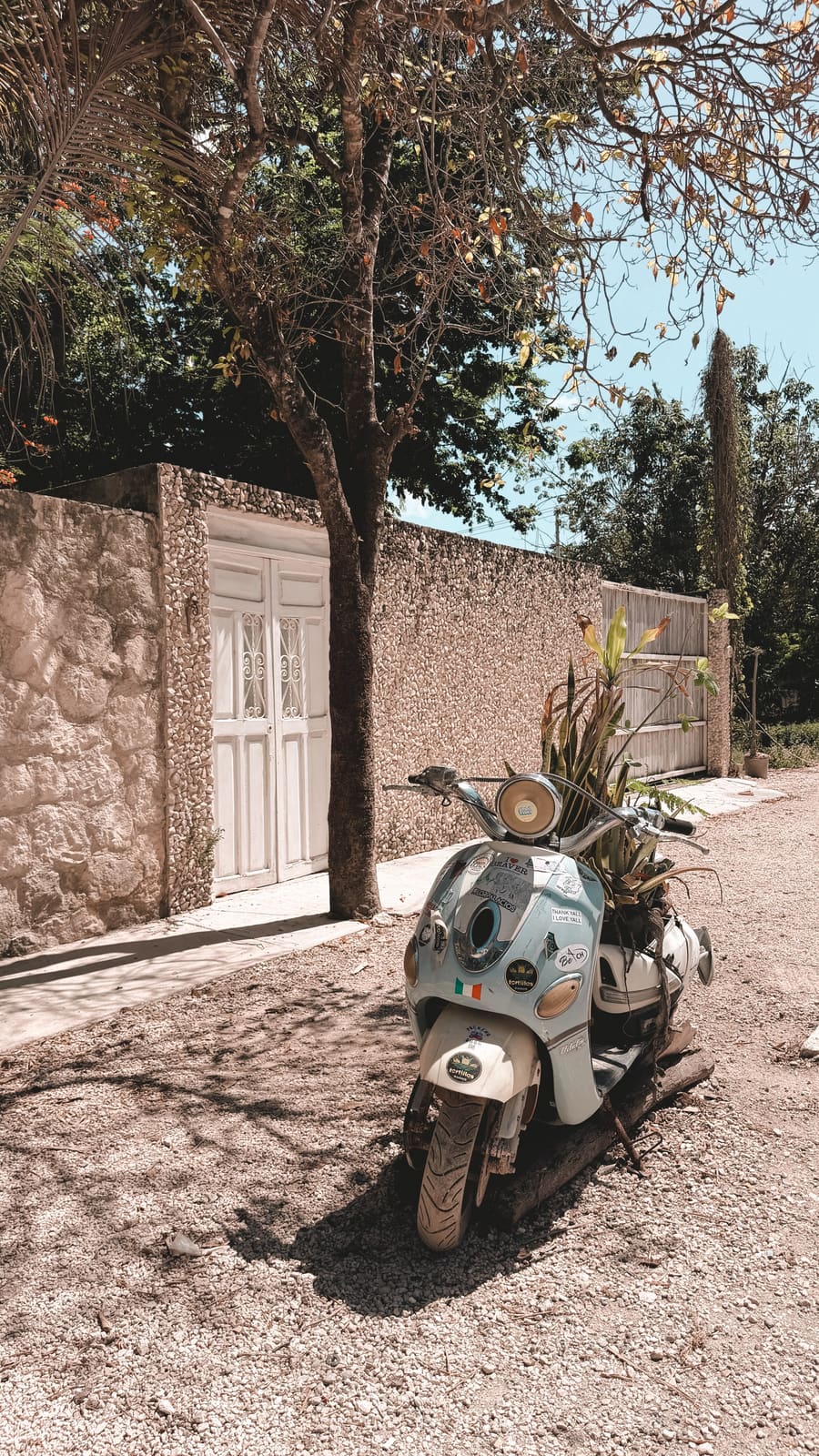 Scooter de La Siete estacionada en la calle, La Veleta